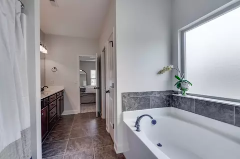 Bath - 2012 Chapel Ct, Murfreesboro, TN 37128 photo 3 of 4