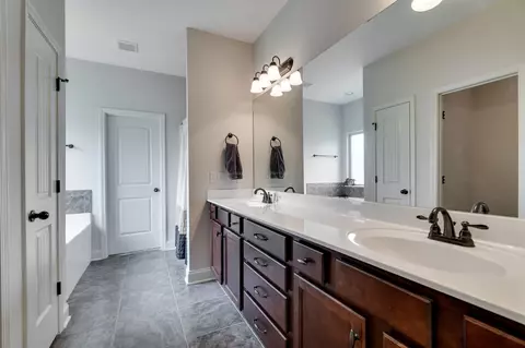 Bath - 2012 Chapel Ct, Murfreesboro, TN 37128 photo 2 of 4