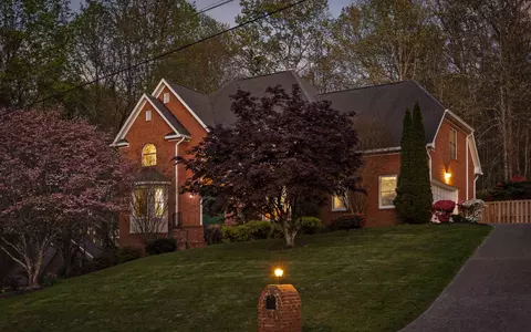 61 Cool Springs Rd, Signal Mountain, TN 37377