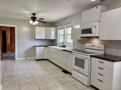 Kitchen - 980 Highway 50, Centerville, TN 37033 photo 3 of 4