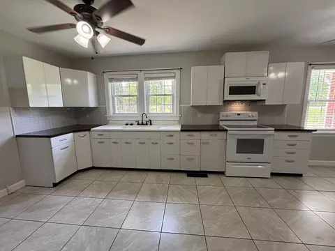Kitchen - 980 Highway 50, Centerville, TN 37033 photo 4 of 4
