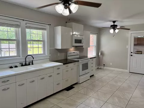 Kitchen - 980 Highway 50, Centerville, TN 37033 photo 2 of 4