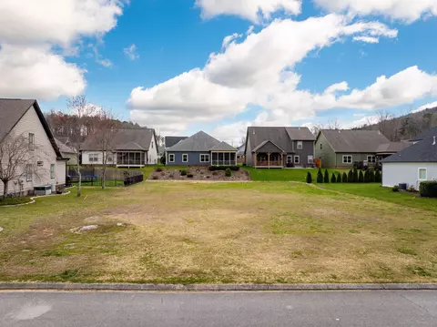 676 Clear Canyon Dr, Hixson, TN 37343