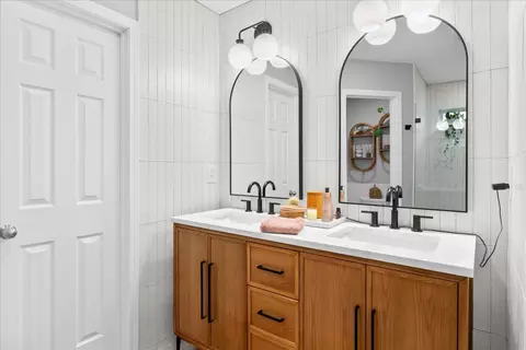 Bath - 3715 Ivanora Dr, Spring Hill, TN 37174 photo 2 of 5