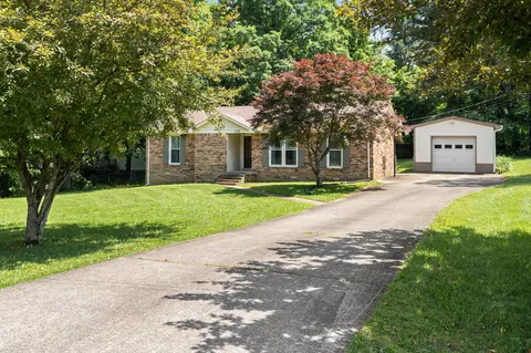 102 Forrest Hills Dr, Dickson, TN 37055