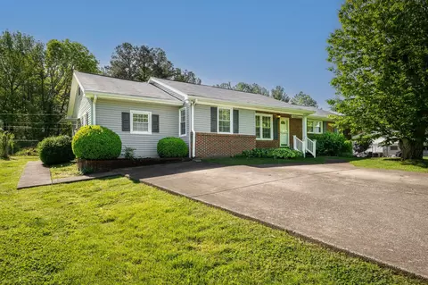 1150 Chestnut Dr, Burns, TN 37029