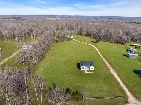 1067 Old County House Rd, Charlotte, TN 37036