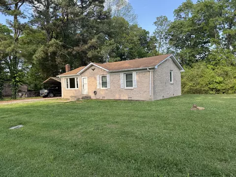 Exterior - 108 Short St, Dickson, TN 37055 photo 3 of 10