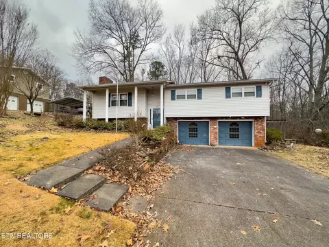 725 Greenwich Dr, Maryville, TN 37803