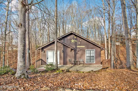 1107 Cherokee Rd, Byrdstown, TN 38549