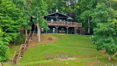1049 Dean Cir, Dandridge, TN 37725