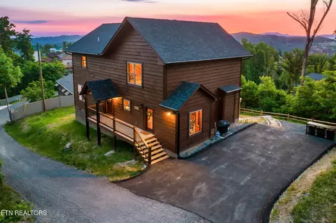 839 Chestnut Dr, Gatlinburg, TN 37738