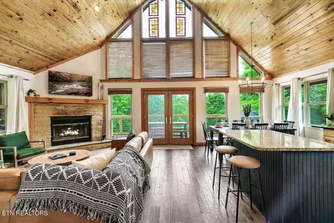 353 Oakwood Dr, Sevierville, TN 37876
