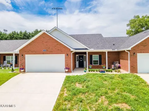1038 Patriots Landing Dr, Dandridge, TN 37725