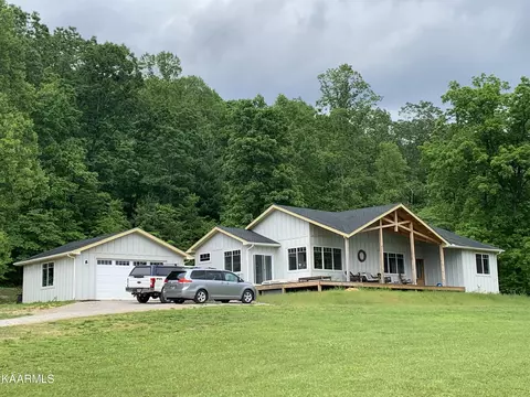 935 Bat Town Rd, Crab Orchard, TN 37723