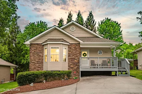 2710 Cobblestone Dr, Pigeon Forge, TN 37863