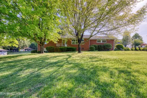 612 NW Rockingham Dr, Knoxville, TN 37909