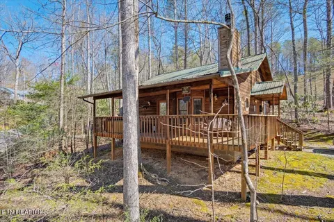 212 Whaley Dr, Gatlinburg, TN 37738