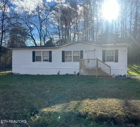 165 Smith Oaks Ln, Jacksboro, TN 37757