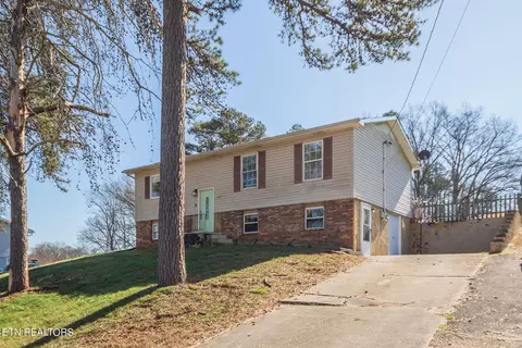 2607 Pinecrest Ln, Strawberry Plains, TN 37871