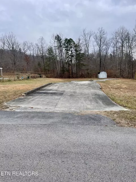 402 Wildwood Cir, La Follette, TN 37766