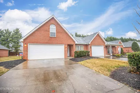 2916 Dominion Dr, Maryville, TN 37803