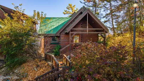 1252 Bear Cub Way, Gatlinburg, TN 37738