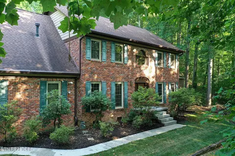 1134 W Outer Dr, Oak Ridge, TN 37830