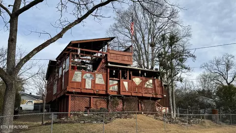 94 Outer Dr, Oak Ridge, TN 37830