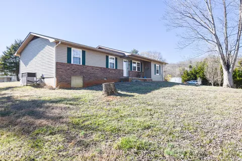 1411 Windsor Dr, Dandridge, TN 37725