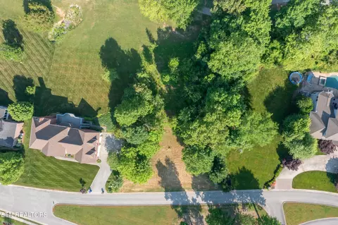 121 Center Park Ln, Oak Ridge, TN 37830