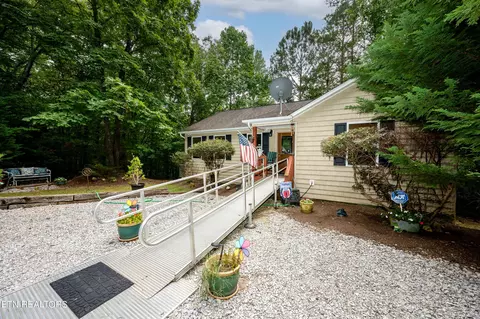 484 Hilltop Dr, Harriman, TN 37748