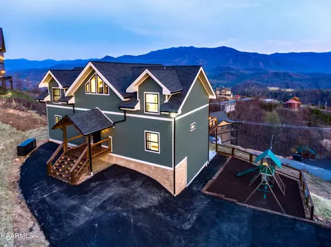808 S Piney Butt Loop, Gatlinburg, TN 37738