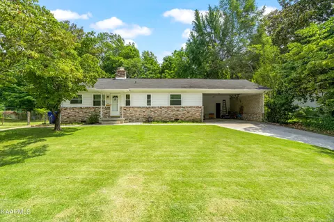 17 Outer Dr, Oak Ridge, TN 37830