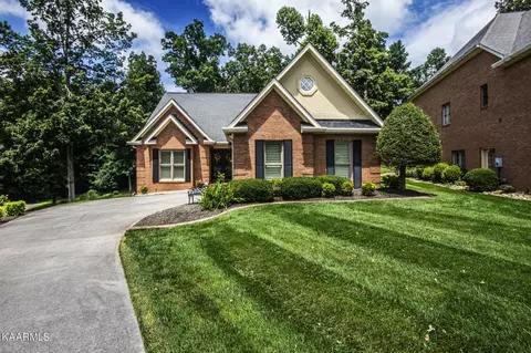 290 Valleyview Dr, Lenoir City, TN 37772