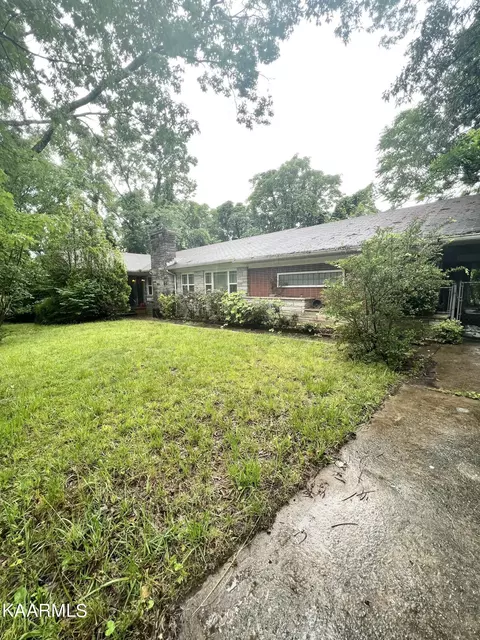 211 Gaiter Cir, Knoxville, TN 37915