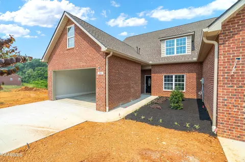 986 Meadow Walk Ln, Lenoir City, TN 37772