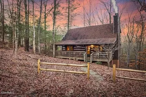 708 Country Oaks Dr, Pigeon Forge, TN 37863