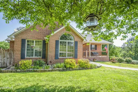 220 Hilltop Dr, Lenoir City, TN 37772