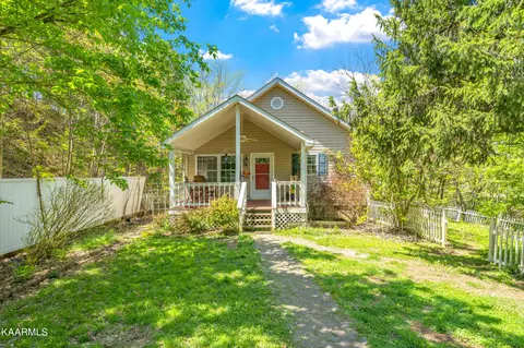 2021 Paradise Hills Rd, Dandridge, TN 37725