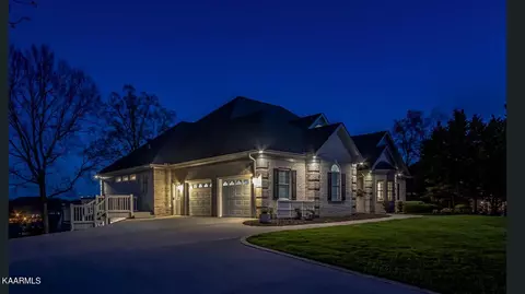 830 Oak Chase Blvd, Lenoir City, TN 37772