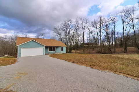492 Stanley St, Oneida, TN 37841 photo 2