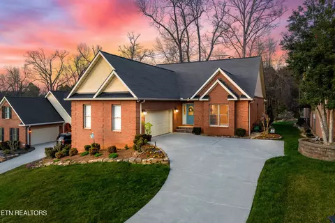 270 Valleyview Dr, Lenoir City, TN 37772