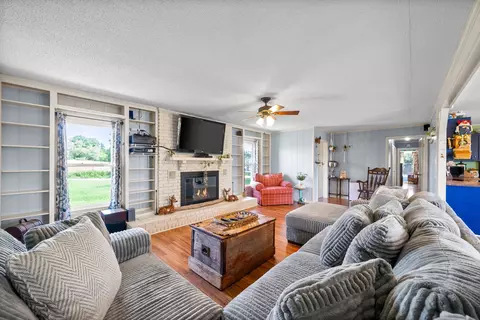 Living - 558 Bumpus Rd, Cunningham, TN 37052 photo 2 of 3
