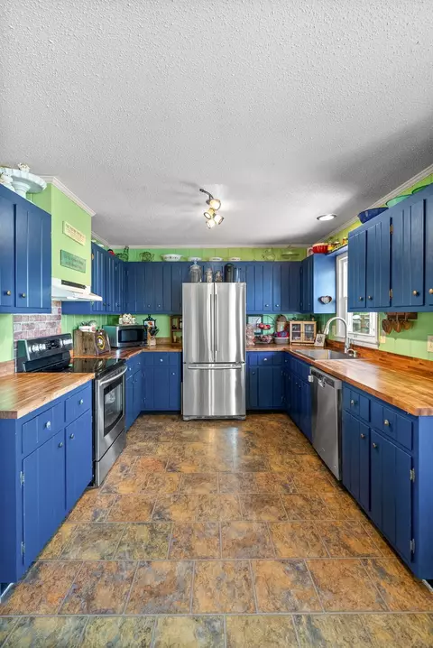 Kitchen - 558 Bumpus Rd, Cunningham, TN 37052 photo 6 of 7