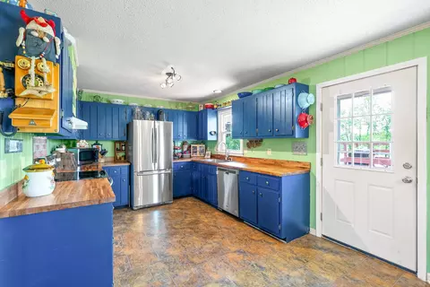Kitchen - 558 Bumpus Rd, Cunningham, TN 37052 photo 2 of 7