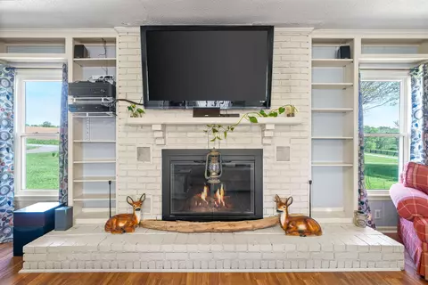 Living - 558 Bumpus Rd, Cunningham, TN 37052 photo 1 of 3