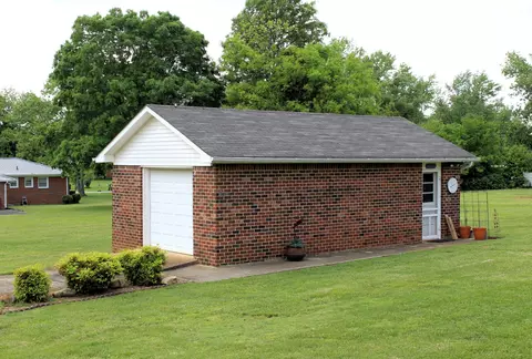101 Iris St, Decherd, TN 37324 photo 5