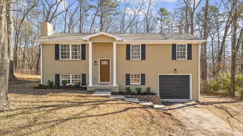 8408 Shadowood Dr, Hixson, TN 37343