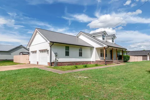 210 Edgewood Dr, Hohenwald, TN 38462